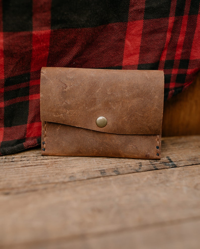 Cartera horizontal de piel para tarjetas, dos bolsillos con cierre a presión. imagen 5