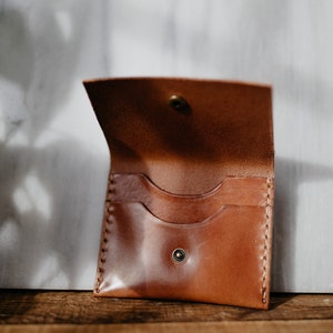 Cartera horizontal de piel para tarjetas, dos bolsillos con cierre a presión. imagen 9