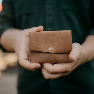 Cartera horizontal de piel para tarjetas, dos bolsillos con cierre a presión. imagen 1
