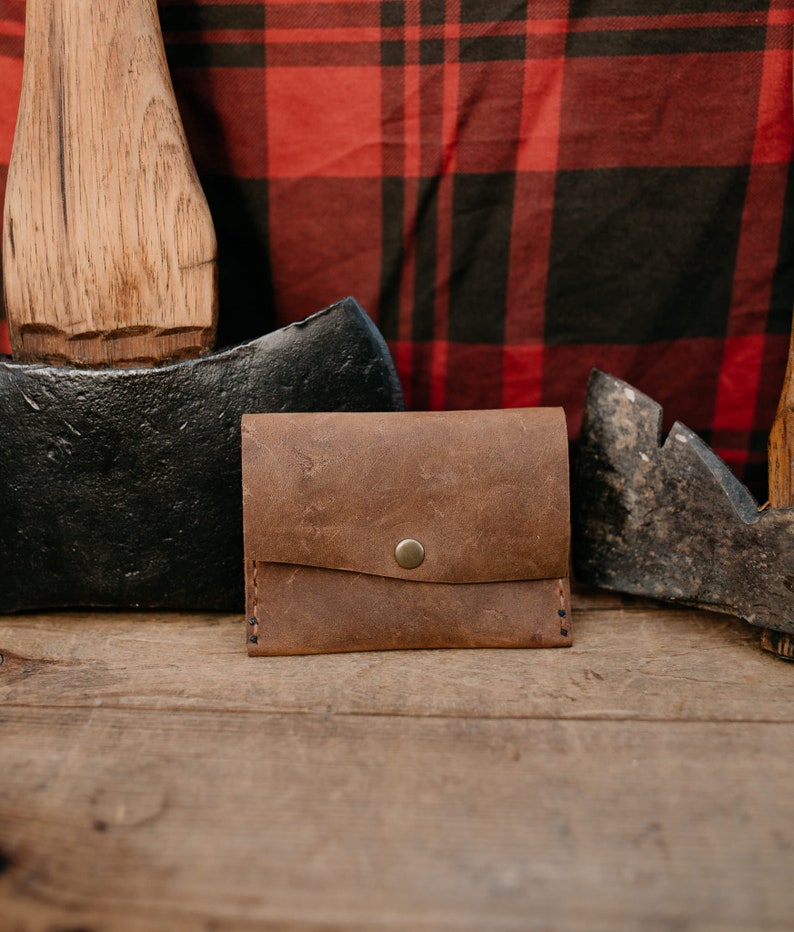 Cartera horizontal de piel para tarjetas, dos bolsillos con cierre a presión. imagen 3