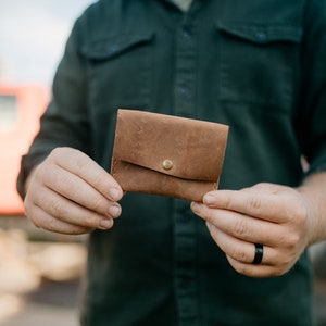 Cartera horizontal de piel para tarjetas, dos bolsillos con cierre a presión. imagen 7