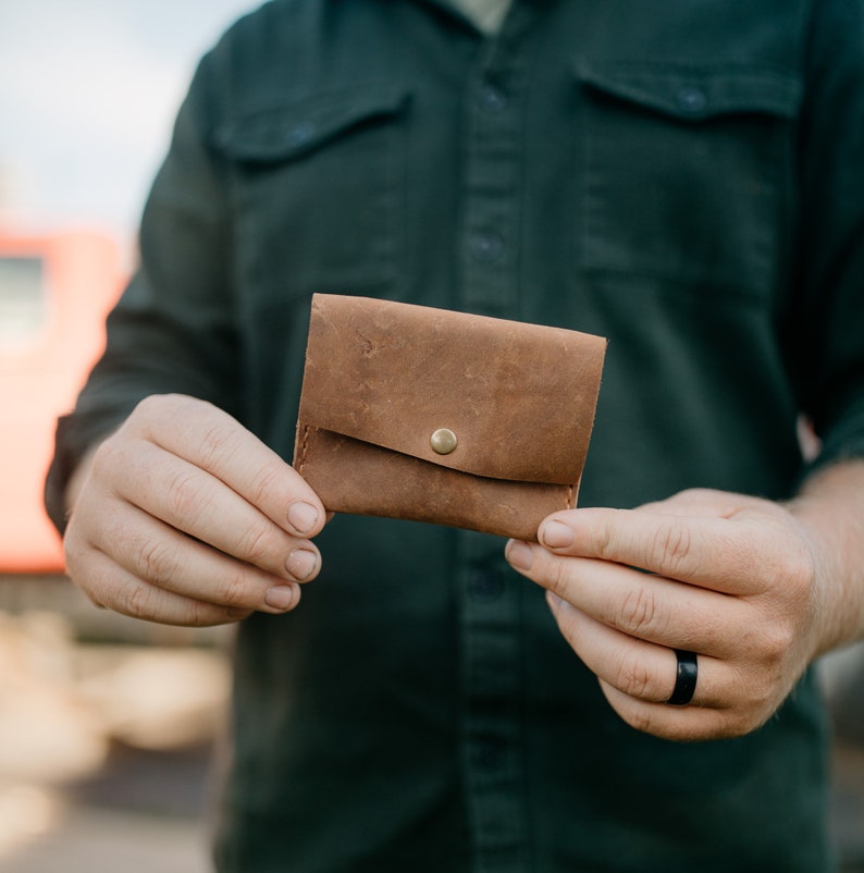 Cartera horizontal de piel para tarjetas, dos bolsillos con cierre a presión. imagen 7