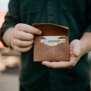 Cartera horizontal de piel para tarjetas, dos bolsillos con cierre a presión. imagen 6