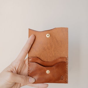 Cartera horizontal de piel para tarjetas, dos bolsillos con cierre a presión. imagen 4