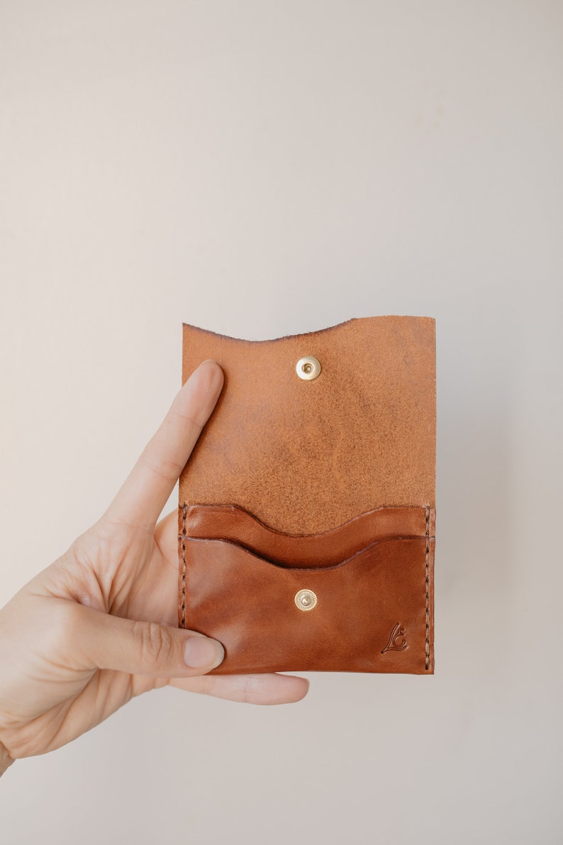 Cartera horizontal de piel para tarjetas, dos bolsillos con cierre a presión. imagen 4