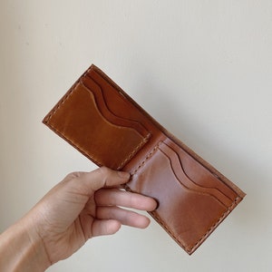 Billetera tradicional, 4 bolsillos para tarjetas, 1 ranura para efectivo.