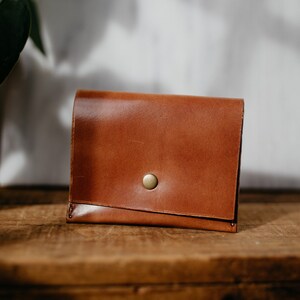 Cartera horizontal de piel para tarjetas, dos bolsillos con cierre a presión. imagen 8