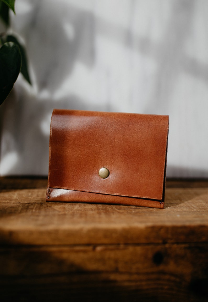 Cartera horizontal de piel para tarjetas, dos bolsillos con cierre a presión. imagen 8