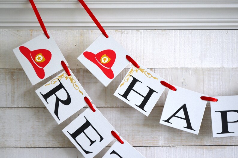 K&ouml;nnte beinhalten: Ein rot-wei&szlig;es Banner mit dem Wort "Happy" in schwarzen Buchstaben. Jeder Buchstabe befindet sich auf einem separaten quadratischen Papierst&uuml;ck mit einem goldenen Design in der Ecke. Das Banner ist mit einem roten Band zusammengef&uuml;gt.