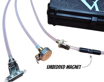 Könnte beinhalten: Ein schwarzer rechteckiger Tragekoffer mit weißem Logo, begleitet von elektronischen Bauteilen, darunter zwei transparente Kunststoffschläuche, ein kreisförmiges Potentiometer, ein Metallanschluss und ein schwarzes Kabelstück mit der Aufschrift EMBEDDED MAGNET.