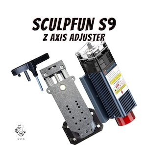 Puede incluir: Un ajustador de eje Z negro y gris para un grabador láser Sculpfun S9. El ajustador tiene una varilla roscada y una perilla para ajustar la altura del cabezal láser. El cabezal láser es una unidad roja y azul con una cubierta de vidrio transparente. El texto "Sculpfun" es visible en el cabezal láser.