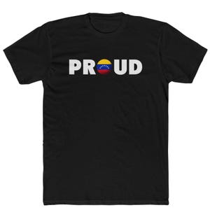 Puede incluir: Camiseta negra con la palabra "PROUD" en letras blancas y un círculo amarillo, azul y rojo con una estrella en el centro.