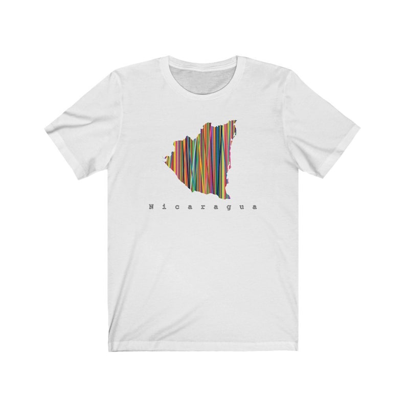 以下が含まれることがあります： 白地に、カラフルなニカラグアのアウトラインと、アウトラインの下に「ニカラグア」という文字がプリントされたTシャツです。