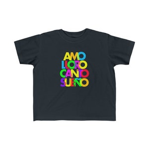 Puede incluir: Una camiseta azul oscuro con las palabras "AMO", "LLORO", "CANTO" y "SUENO" impresas en letras de colores.