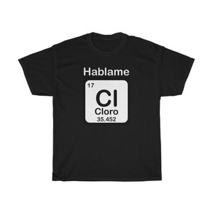 Puede incluir: Camiseta negra con un gráfico blanco de un elemento de la tabla periódica. El elemento es cloro, con el símbolo "Cl", el número atómico "17" y el peso atómico "35,452". El texto "Hablame" y "Cloro" también está incluido en el gráfico.