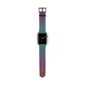 Puede incluir: Un reloj inteligente negro con una correa a rayas de colores. La correa presenta rayas verticales rojas, azules, verdes y negras. La esfera del reloj es negra con manecillas blancas. Hebilla negra.