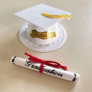 Gorro de graduación (blanco) y diploma