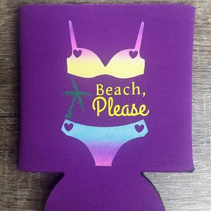 Pode incluir: Resfriador de latas de neopreno roxo com um gr&aacute;fico de um biqu&iacute;ni e uma palmeira com o texto "Beach, Please" em amarelo.