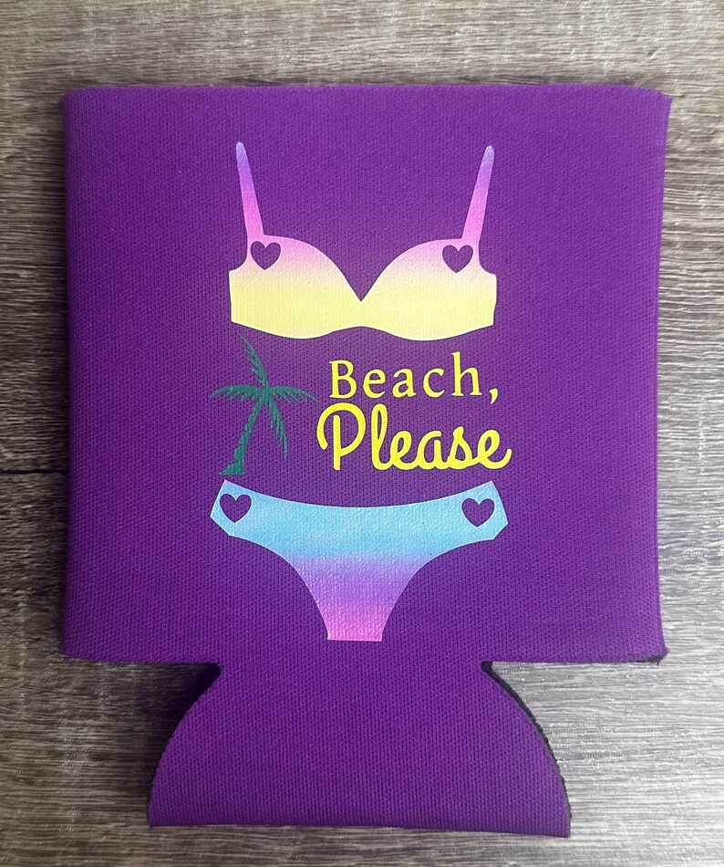 Pode incluir: Resfriador de latas de neopreno roxo com um gr&aacute;fico de um biqu&iacute;ni e uma palmeira com o texto "Beach, Please" em amarelo.