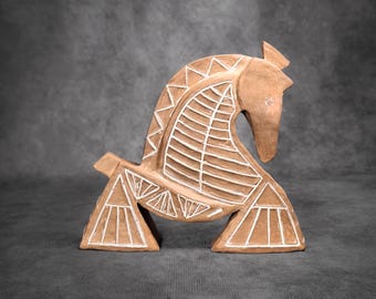 Zaczarowana ceramiczna rzeźba konia: słowiański folklor, dekoracja ołtarza