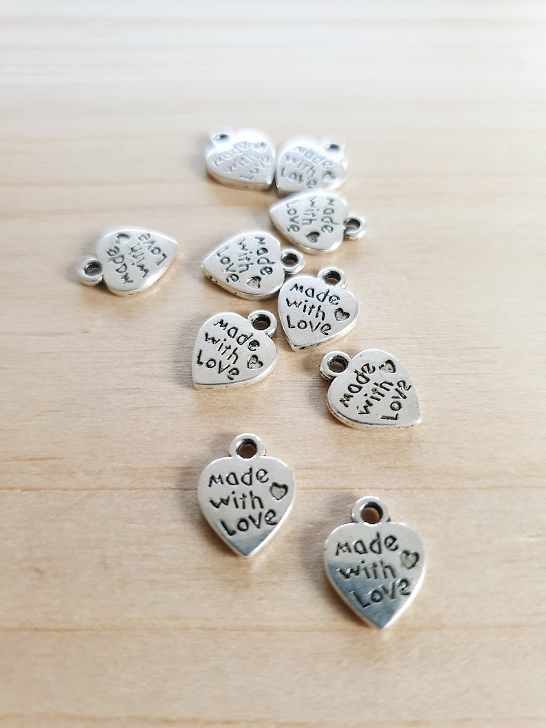 10 x Kleine Herz Anhänger MADE WITH LOVE zum Basteln Schmuckherstellung Geschenkdeko Handarbeit Hobby Charms Silber Bild 1