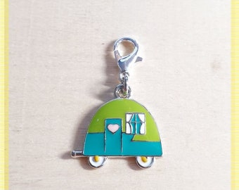 Niedlicher Wohnwagen mit Herz Taschenanhänger Urlaub Sommer Schmuck . Geschenkidee Geschenkanhänger Schlüsselanhänger Emailliert