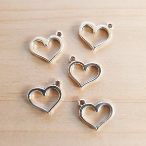 5 colgantes de corazón para collares, ideales para manualidades, joyería, decoración de regalos, artesanías hechas a mano y como amuletos decorativos. Color plata.