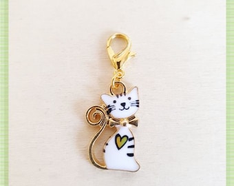 Pendentif chat émaillé avec coeur. Fabrication de bijoux artisanat décoration accessoires idée cadeau multicolore or