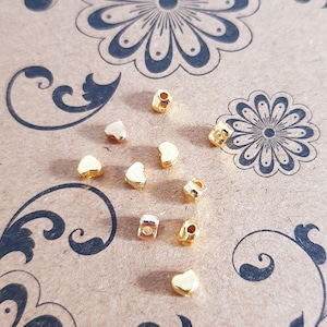 10 x Kleine Herz Metallperlen zum Basteln/Schmuckherstellung . Zwischenperlen Deko Beads Spacer Liebe Valentinstag Goldfarben 4mm