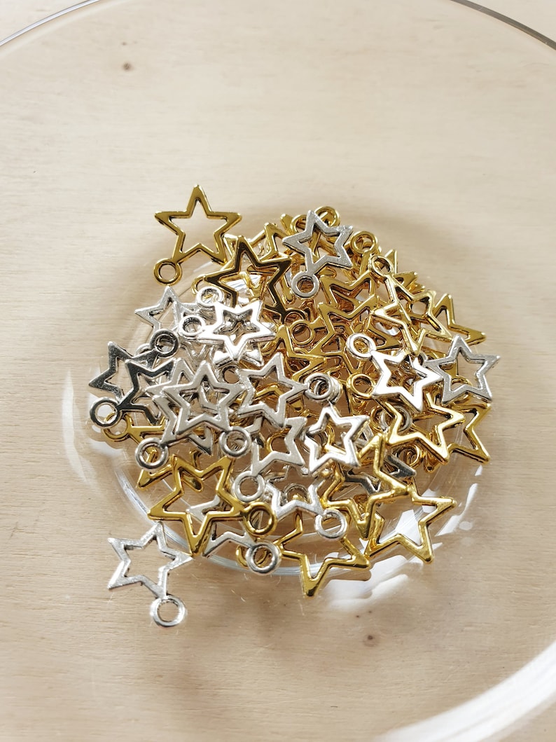 50 x Goldene und silberne kleine Stern Anhänger zum Basteln Schmuckherstellung Weihnachten Charms Bild 1