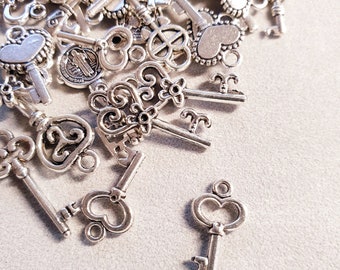 10 x Kleine Schlüssel Anhänger im Set Basteln Schmuckherstellung Geschenkdeko Handarbeit Hobby Charms Liebe Weihnachten Silber