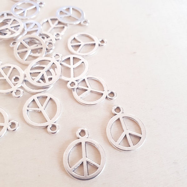 30 x Kleine Peace Anhänger zum Basteln Schmuckherstellung Frieden Freiheit Geschenkdeko Handarbeit Hobby Charms Silber 15mm