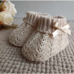 Chausson bébé en tricot avec petit lacet satin en 10 couleurs taille unique adorable cadeau de naissance Beige