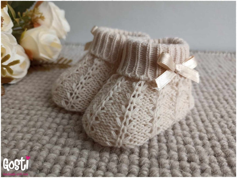 Chausson bébé en tricot avec petit lacet satin en 10 couleurs taille unique adorable cadeau de naissance Beige