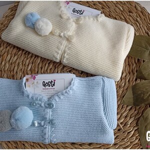 Gebreid vest met pompons in 3 schattige kleuren, ecru en lichtblauw, schattig geboortecadeau