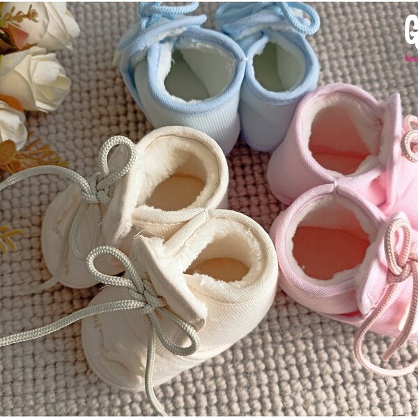 Bottes bébé en coton doublées de tissu polaire mouton tout doux et chaud disponibles en 3 couleurs écru rose et bleu