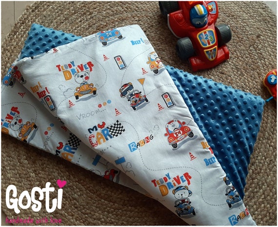 Couverture bébé bébé toute douce coton et minky molletonnée bleu jeans et blanc oursons et voitures adorable cadeau naissance