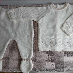 Ensemble 2 pièces pour bébé pull et pantalon en tricot écru avec des détails beige adorable cadeau de naissance image 8