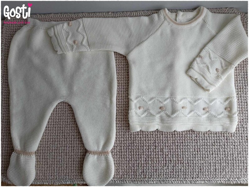 Ensemble 2 pièces pour bébé pull et pantalon en tricot écru avec des détails beige adorable cadeau de naissance image 8