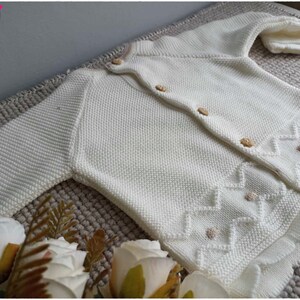 Ensemble 2 pièces pour bébé pull et pantalon en tricot écru avec des détails beige adorable cadeau de naissance image 2