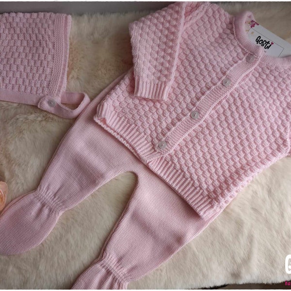 Ensemble de naissance 3 pièces pantalon en tricot avec gilet et un adorable béguin