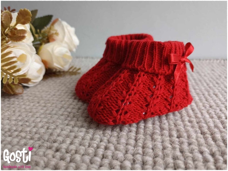 Chausson bébé en tricot avec petit lacet satin en 10 couleurs taille unique adorable cadeau de naissance Rouge