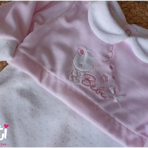 Hoge kwaliteit fluwelen slaappakje met borduursel, zeer elegant en comfortabel unisex babypyjama, schattig geboortecadeau