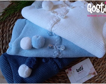 Gilet en tricot aux pompons 3 couleurs adorable blanc bleu clair er bleu cobalt adorable cadeau de naissance