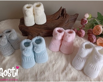 Knitted baby slipper with pompom in 7 colors, one size, adorable birth gift