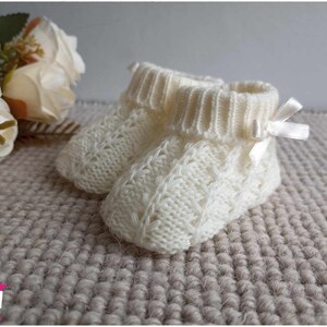 Chausson bébé en tricot avec petit lacet satin en 10 couleurs taille unique adorable cadeau de naissance Écru