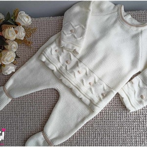 Ensemble 2 pièces pour bébé pull et pantalon en tricot écru avec des détails beige adorable cadeau de naissance image 1