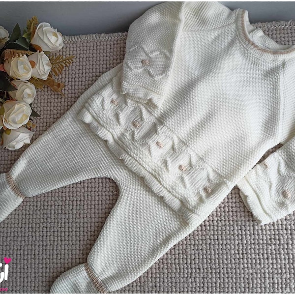 Ensemble 2 pièces pour bébé pull et pantalon en tricot écru avec des détails beige adorable cadeau de naissance