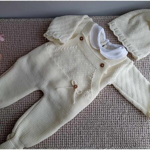 Ensemble 3 pièces pour bébé salopette à pieds en tricot pull et bonnet adorable cadeau de naissance image 1