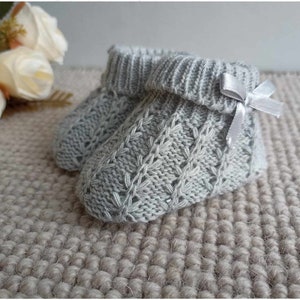 Chausson bébé en tricot avec petit lacet satin en 10 couleurs taille unique adorable cadeau de naissance Gris